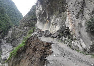 चार महिनादेखि बस्ती र  सडकको सम्पर्क बिच्छेद