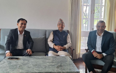 कांग्रेस सभापति थापा र उपसभापति शर्माद्वारा नेता खड्कासँग भेटवार्ता