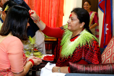 राष्ट्रपतिले नागरिकलाई दसैँको टीका लगाइदिने