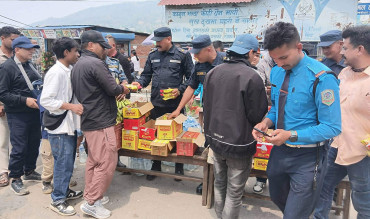 बीपी राजमार्ग अवरुद्ध हुदाँ रोशीमा अलपत्र यात्रुलाई फलफुल वितरण