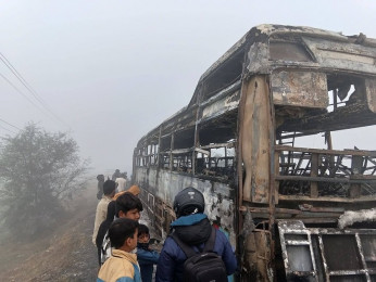 काठमाडौंबाट सुर्खेत जाँदै गरेको बसमा आगलागी, यात्री सकुशल