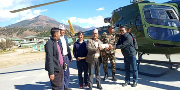 जुम्लामा सेनाको हेलिकोप्टरमार्फत मतपत्र ल्याइँदै