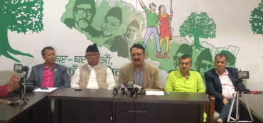 पत्रकार सम्मेलन गर्दै कांग्रेस