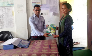 ५२ वर्षको उमेरमा कक्षा १ मा भर्ना भइन् डल्लीदेवी