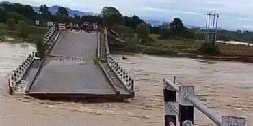 बर्दियाको जब्दीघाटको पुल बाढीले बगायो