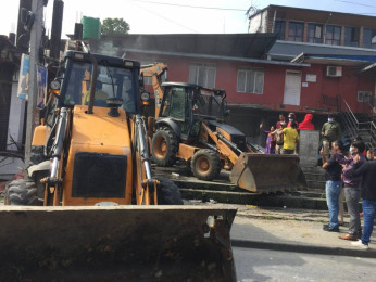 भत्काइए थापाथलीस्थित वाग्मती किनारका अनधिकृत संरचना