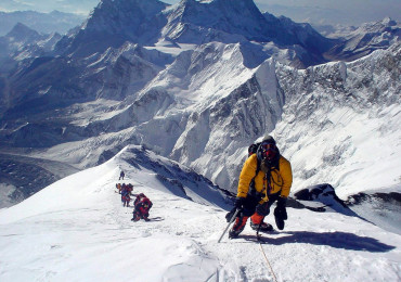 महामारीमा जुर्मुराउँदै पर्वतारोहण