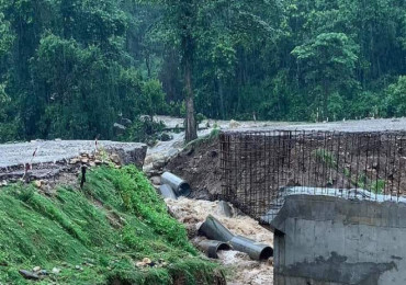 बाढीले डाइभर्सन बगाउँदा अवरुद्ध भएको राजमार्ग अझै सञ्चालनमा आउन सकेन