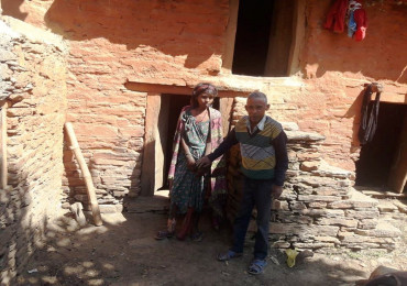 उपचार नहुँदा १० वर्षदेखि गोठमा बास, छैनन् सहयोगी हात