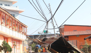 धनकुटामा हावाहुरी र असिनापानीले लाखौँको क्षति, विद्युत सेवा बन्द