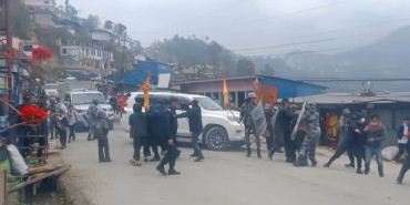 कोशी प्रदेशका मुख्यमन्त्री कार्की सवार गाडीमा तोडफोडको प्रयास