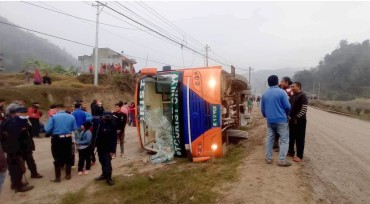 पोखराबाट काठमाडौं आउँदै गरेको पर्यटक बस तनहुँमा दुर्घटना,  ६ जना चिनियाँ पर्यटक घाइते