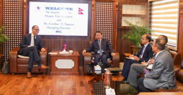 एमसिसी उपाध्यक्ष जोनाथन ब्रुक्स र अर्थमन्त्री वर्षमान पुनविच भेटवार्ता
