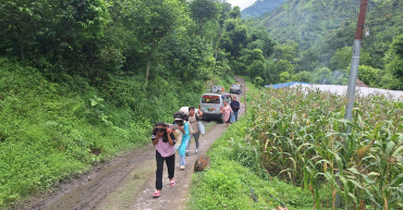 आठ दिनदेखि अवरुद्ध बेनी–दरबाङ सडक