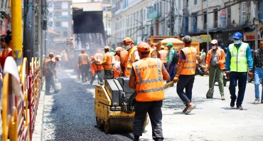 न्युरोड विवाद : महानगरले भत्काएको बाटो, सडक विभागले पिच गर्दै