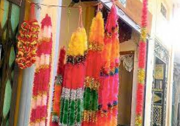 कृत्रिम प्लास्टिक मालाको माग बढ्यो