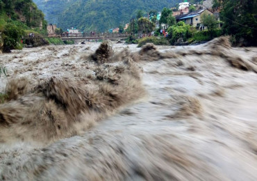 कालीगण्डकीमा आएकाे बाढीले ९ वटा घर बगायो