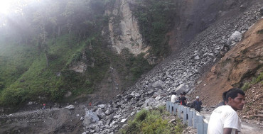 पहिरोले कर्णाली राजमार्ग अवरुद्ध