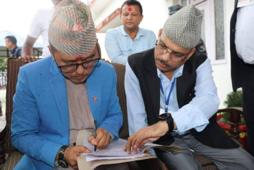 लिङ्देनले गरे उमेदवारी दर्ता