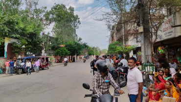 मधेश भवनको गेटमा सुकुम्वासीको धर्नाः पुनर्वास नभएसम्म घर भत्काउन नदिने अडान