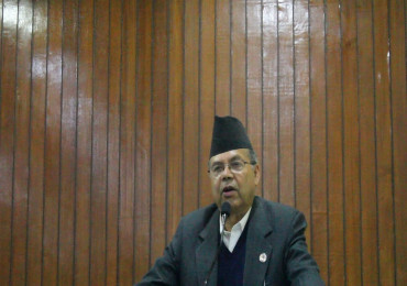पूर्वप्रधानमन्त्री खनालद्वारा इलाम अस्पताललाई पीपीई वितरण