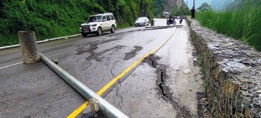 अविरल वर्षाले पृथ्वी राजमार्गको सडक भासियो