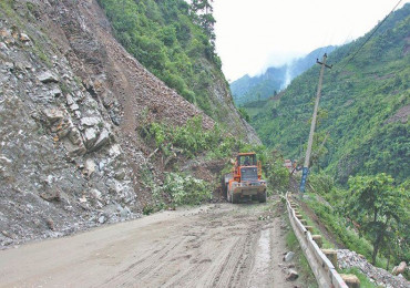 बाटो खन्न गएको डोजरलाई पहिरोले पुर्यो, २ जना बेपत्ता