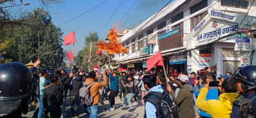 शिक्षामन्त्री खनालको पुत्ला दहन