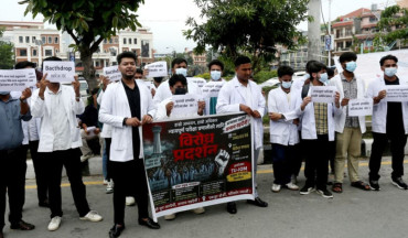 ‘ब्याच ड्रप’ व्यवस्था हटाउन माग गर्दै चिकित्सा शास्त्रका विद्यार्थी सडकमा