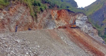 मुगुमा सडक खन्ने क्रममा पहिरो खस्यो, चालक बेपत्ता र सहचालक घाइते
