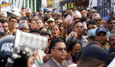 कांग्रेस महाधिवेशनमा मतदान गर्न प्रतिनिधिहरूको भीड, खुलामञ्चमा अव्यवस्था