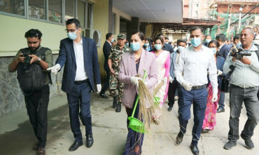 झाडु बोकेर वीर अस्पताल पुगिन् स्वास्थ्य मन्त्री