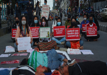 स्यानिटरी प्याडमा कर नलिन माग गर्दै प्रदर्शन