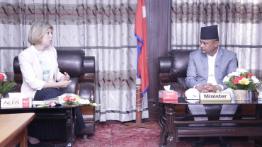 स्वास्थ्य मन्त्री गिरी र बेलायती राजदूत पाटिलबीच भेटवार्ता