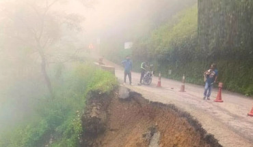 नागढुंगा–नौबिसे सडक भासिएपछि यातायात प्रभावित