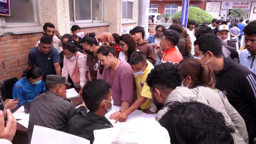 सास नभए लास भेट्टाउने आशमा आफन्तको खोजीमा अस्पताल धाउँदै बाढी प्रभावित