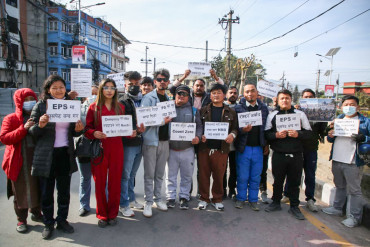 कोरियन भाषा परीक्षा उत्तीर्ण  विद्यार्थी आन्दोलित  (फोटो फिचर)