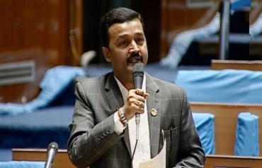 सांसद प्रदिप यादवले संसदमै अर्थमन्त्रीलाई भने– "तपाई तस्करीको काजु खानुहुन्छ"