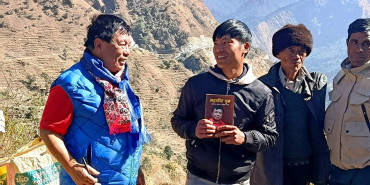 मतदाता भेट्दै, किताव बेच्दै महावीर पुन