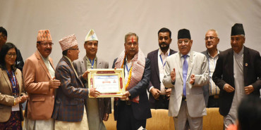 निर्वाचन आयोगद्वारा नव निर्वाचित उपराष्ट्रपति यादवलाई प्रमाणपत्र प्रदान