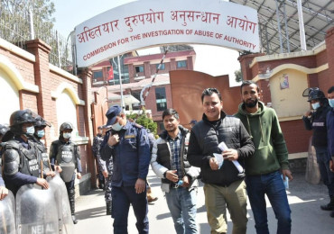 ओलीसहित एमालेका ५ नेताविरुद्ध अनेरास्ववियूले दियो अख्तियारमा उजुरी
