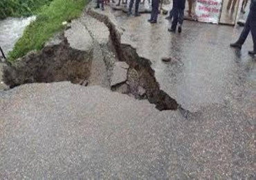 देउराली चोकमा सडक भासियोः २ घर विस्तापित, ८ उच्च जोखिममा