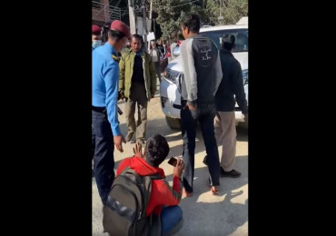 भक्तपुर–नगरकोट सडक पुगेकी मन्त्री यादवको गाडी अगाडि स्थानीय लम्पसार परेपछि...