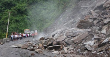 मौवाखोलामा पहिरो खस्यो, पृथ्वी राजमार्ग अवरुद्द