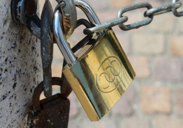 निजी संरचनामा डोजर लगाएको भन्दै टीकापुर नगरपालिकामा तालाबन्दी