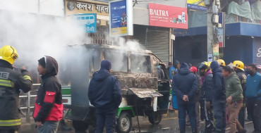 गुडिरहेको टेम्पोमा आगो लागेपछि...