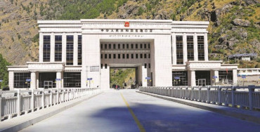 रसुवागढी नाकाबाट भित्रिन थाले समानका कन्टेनर