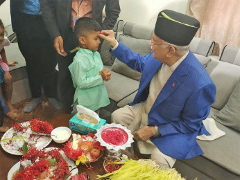 एमाले अध्यक्ष ओलीले लगाइदिए सर्वसाधारणलाई दसैंको टीका 