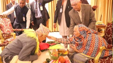 राष्ट्रपति पौडेलद्वारा ९१ वर्षीया भाउजूबाट टीका ग्रहण