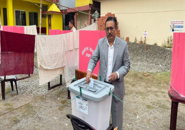 रुपन्देहीबाट गृहमन्त्री खाँणले गरे मतदान